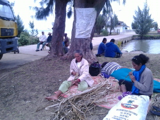 Tubuai : les habitants bloquent les travaux sur le port avec un sit-in pacifique