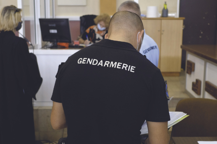 Un homme s’en prend à un gendarme en voulant « aider » les autorités Un homme s’en prend à un gendarme en voulant « aider » les autorités