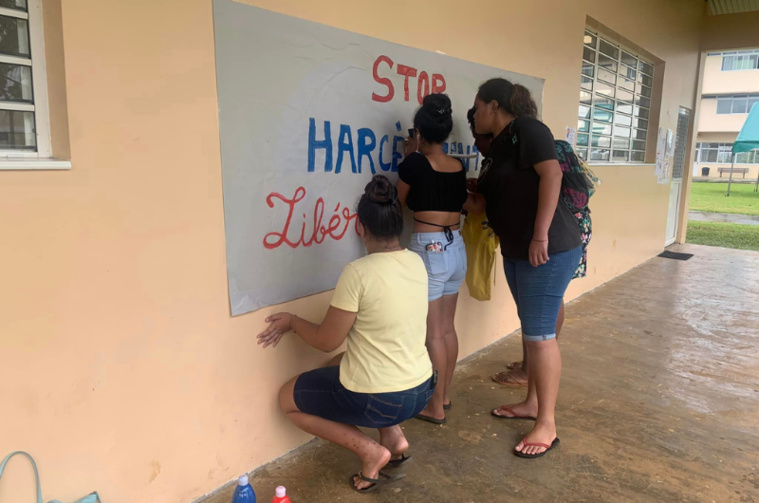 Une partie des 20 familles de Taiarapu-Ouest ayant reçus des colis alimentaires. Crédit Facebook Fondation Te Ti'aturi Nei Une partie des 20 familles de Taiarapu-Ouest ayant reçus des colis alimentaires. Crédit Facebook Fondation Te Ti'aturi Nei