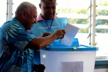 Franck Bainimarama, confiant, glisse son bulletin dans l’urne transparente.