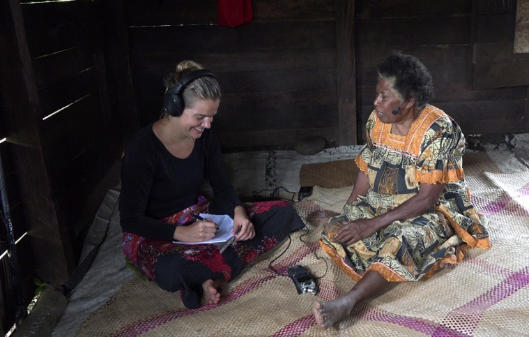 Mary Walworth et Leisavi, une locutrice du Fakamae dans le village de Vaitini, Emae, Vanuatu, 2019. Crédit: Mary Walworth et Aymeric Hermann, 2022.