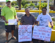 Des pancartes explicites brandies ce vendredi matin devant les portes du Palais de justice de Papeete.