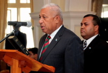 Franck Bainimarama prête serment lundi, la Bible à la main, devant le Président de la République Ratu Epeli Nailatikau. (Source photo : ministère fidjien de l’information).   [102 Kb]