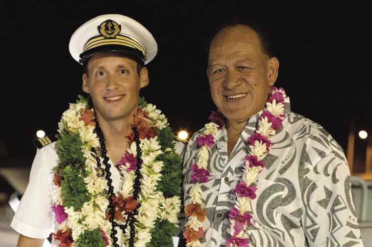 Joseph Kaiha le maire de Ua Pou et Xavier Moulin le jeune pacha (commandant) de 32 ans du Bougainville. Joseph Kaiha le maire de Ua Pou et Xavier Moulin le jeune pacha (commandant) de 32 ans du Bougainville.