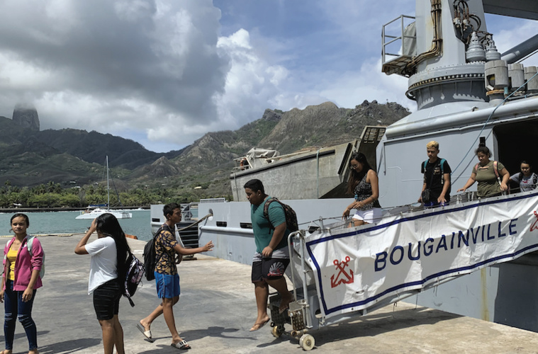 Lundi, les élèves du collège de la Terre des Hommes de Hakahau ont pu visiter le Bougainville. Lundi, les élèves du collège de la Terre des Hommes de Hakahau ont pu visiter le Bougainville.