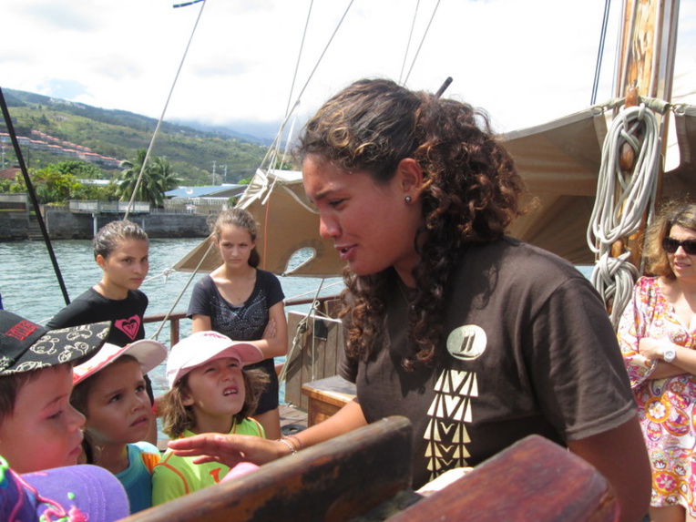 India, l'un des membres d'équipage du "Fa'afa'ite" a servi de guide aux enfants pendant cette journée culturelle. India, l'un des membres d'équipage du "Fa'afa'ite" a servi de guide aux enfants pendant cette journée culturelle.