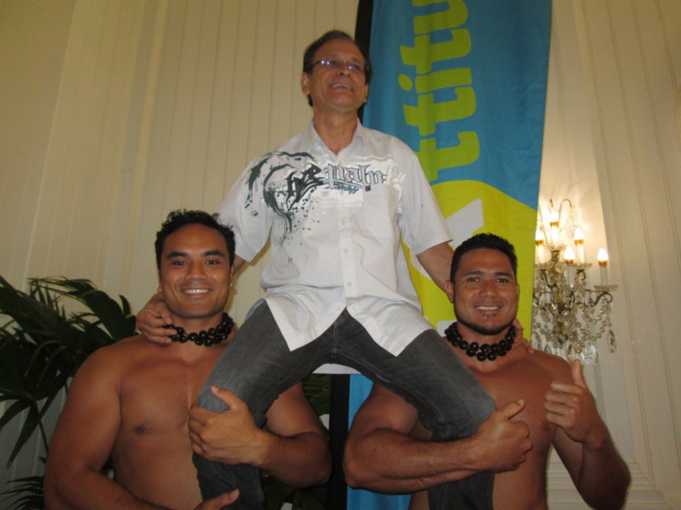 Patrick Howell prend une pose de "Ea'ttitude" avec les acteurs de la série connue "Hiro's". Patrick Howell prend une pose de "Ea'ttitude" avec les acteurs de la série connue "Hiro's".