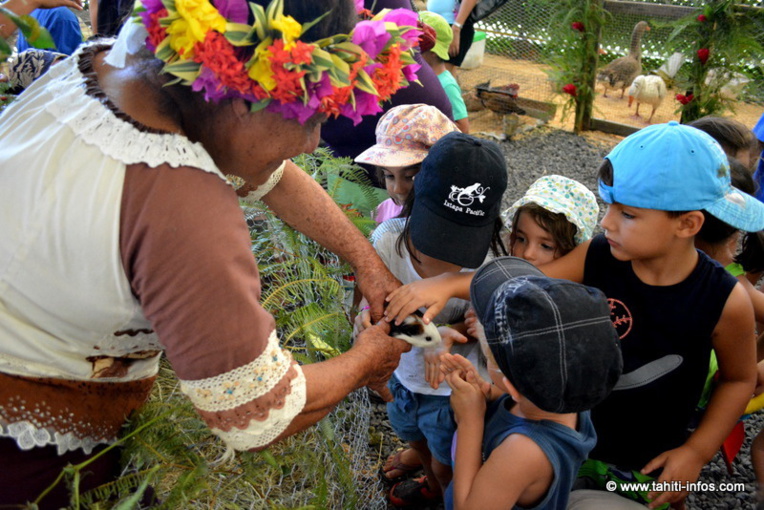 Mélanie Lalla qui montre ses hamsters aux enfants