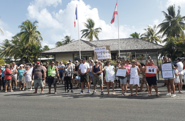Un peu moins d'une centaine de manifestants ont défilé jeudi matin dans le centre-ville de Uturoa à Raiatea.