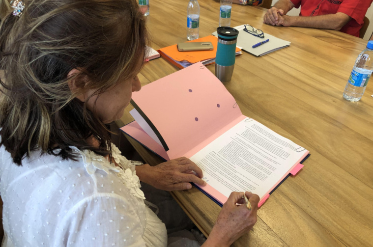 Mireille Duval signe le protocole d’accord. Mireille Duval signe le protocole d’accord.