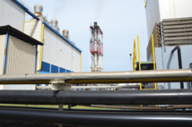 En Polynésie française actuellement, 30 à 35% de l'électricité est produite par l'hydroélectricité. Le reste, donc la majeure partie, provient essentiellement de centrales thermiques, utilisant les énergies fossiles, du fioul. Comme ici à la centrale de la Punaruu.