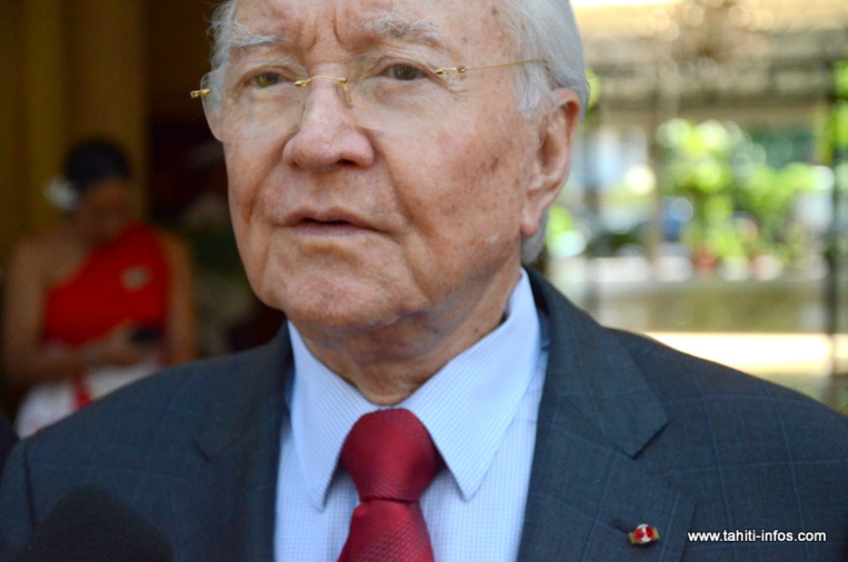Gaston Flosse écrit à François Hollande pour rendre sa Légion d'honneur Gaston Flosse écrit à François Hollande pour rendre sa Légion d'honneur