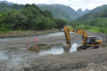 En avril 2014, sur les berges de la Taharu'u, le ministre de l'Equipement Albert Solia présentait l'idée d'un plan général d'organisation et de protections des rivières de Tahiti qui n'a pas encore été dévoilé. Le plan d'aménagement de la Taharu'u était évalué, lui, à 1,8 milliard de Fcfp en six ans pour rectifier le cours de la rivière et créer une zone naturelle de dépôt de matériaux à 2 km de l'embouchure. A terme, les seules extractions autorisées dans cette rivière le seront dans cette zone.