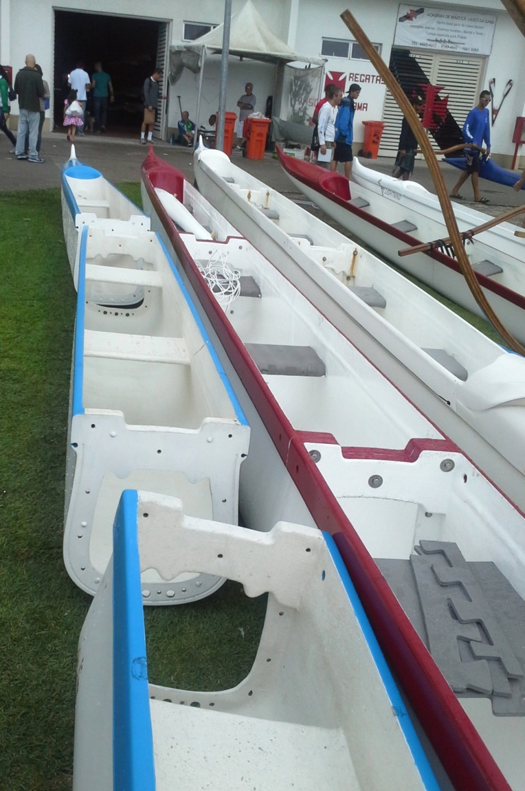 A l'extérieur de Tahiti la pirogue est découpée en morceaux pour faciliter le transport ! A l'extérieur de Tahiti la pirogue est découpée en morceaux pour faciliter le transport !