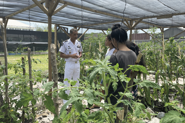 Visite de la serre de la filière agricole du RSMA. ©Teraumihi Tane Visite de la serre de la filière agricole du RSMA. ©Teraumihi Tane