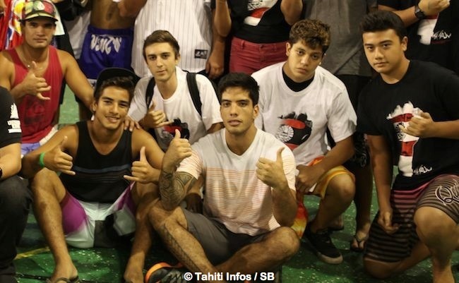 Raihere Dudues avec son frère et les membres de son club 'Islander MMA' situé à Punaauia