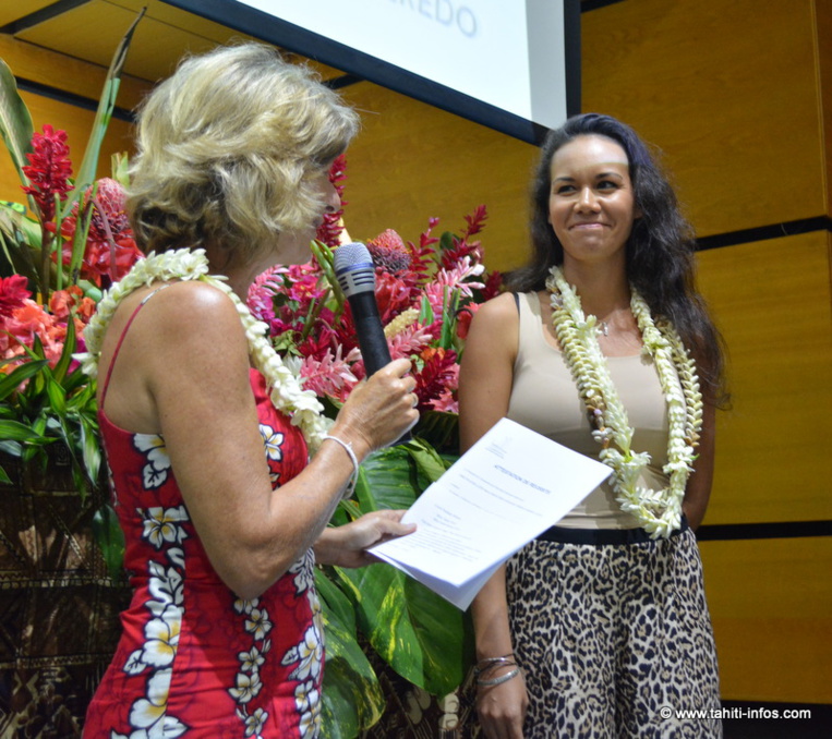Lucie Wilson reçoit son prix Lucie Wilson reçoit son prix