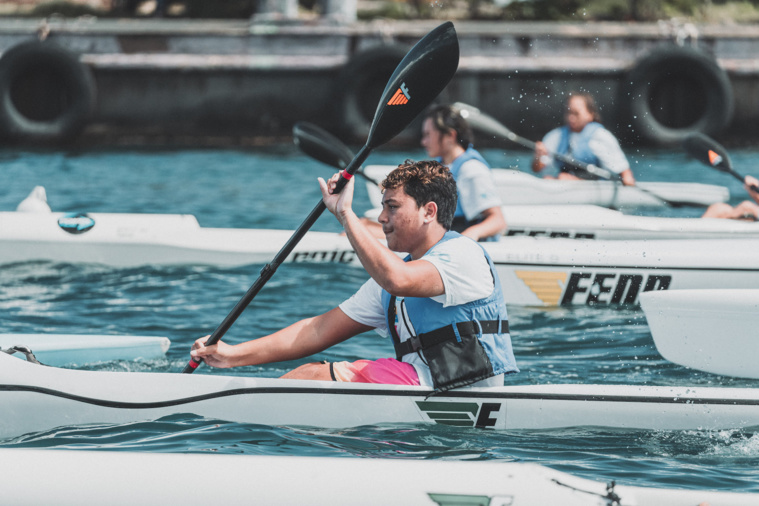 Au cours des derniers mois, la fédération polynésienne de kayak et surfski a multiplié ses actions auprès des jeunes. “On a des grands talents en Polynésie, maintenant il faut aller les chercher et c'est notre rôle”, a indiqué le président de la FPKS, Roland Barff. (Photo : Overpeek Studio)