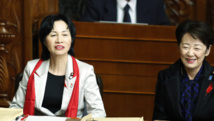 Japon: la ministre, le Sénat et le foulard rouge Japon: la ministre, le Sénat et le foulard rouge