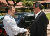 Le Président de la Polynésie française Edouard Fritch accueille Shen Tong, le président du groupe chinois Forebase.