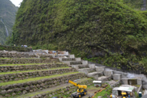 Sur le barrage de Titaaviri 2 (sur la commune de Teva i Uta), un des plus grands barrages de Tahiti, EDT réalise d’importants travaux de mise aux normes : 800 millions de Fcfp investis en quatre ans. Des réhabilitations sont prévues aussi, entre 2017 et 2020, sur les ouvrages de Papenoo. Le programme général de réhabilitation à Tahiti est chiffré à 3,8 milliards de Fcfp.