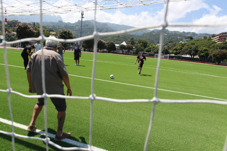 Le tāvana de Papeete, Michel Buillard, sur le nouveau terrain de foot du stade Willy Bambridge. Le tāvana de Papeete, Michel Buillard, sur le nouveau terrain de foot du stade Willy Bambridge.