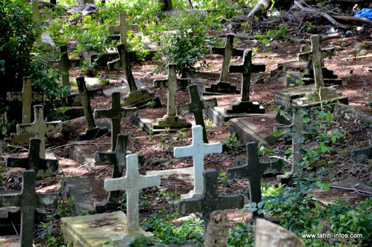 L'ancien cimetière d'Orofara, sur le domaine cédé par le Pays à la municipalité de Mahina en 1998 L'ancien cimetière d'Orofara, sur le domaine cédé par le Pays à la municipalité de Mahina en 1998