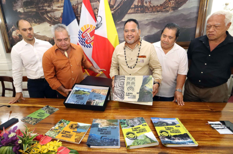 La remise du dossier de candidature aux maires marquisiens jeudi au matin à la présidence. La remise du dossier de candidature aux maires marquisiens jeudi au matin à la présidence.