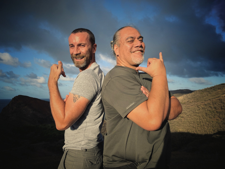 Raynald Mérienne (à gauche) et Pascal Erhel Hatuuku sont les deux auteurs du film documentaire Motu Haka.