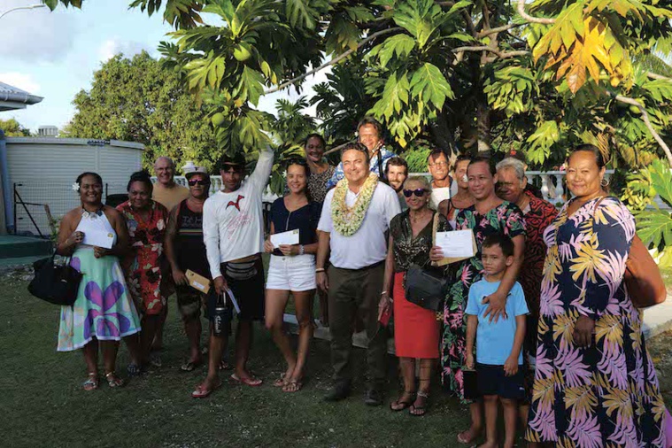 Les candidats de Rangiroa ont reçu lundi leur attestation de la main du tāvana hau Terii Seaman.©Matuah