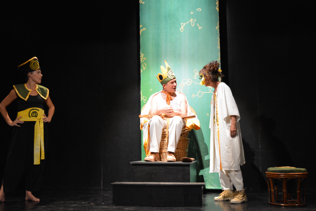 Patricia Molié, Gérald Ascargorta et Emilie Chauprade les trois comédiens de Papa Upu sur scène lors de la première représentation le vendredi 4 octobre au Petit Théâtre.