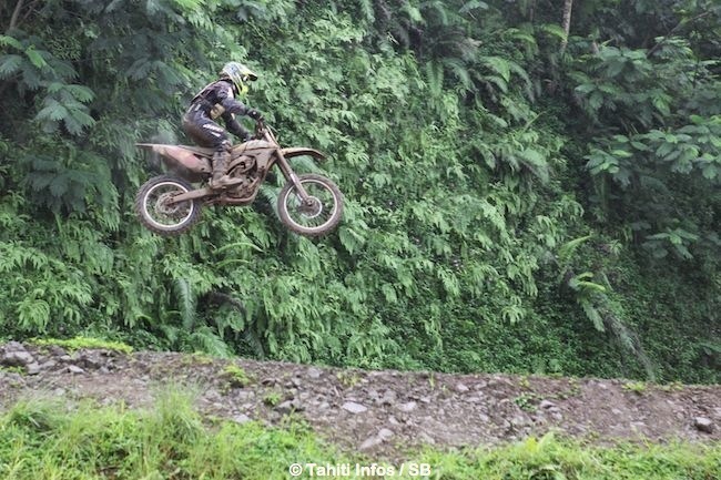 Motocross – Championnat local : Raiarii Vonbalou et Vetea Toofa sont les champions de Polynésie 2014