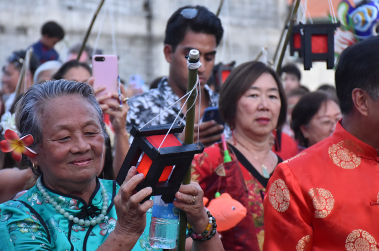 Aline Flore, présidente de Vahine Porinetia lors de la marche.
