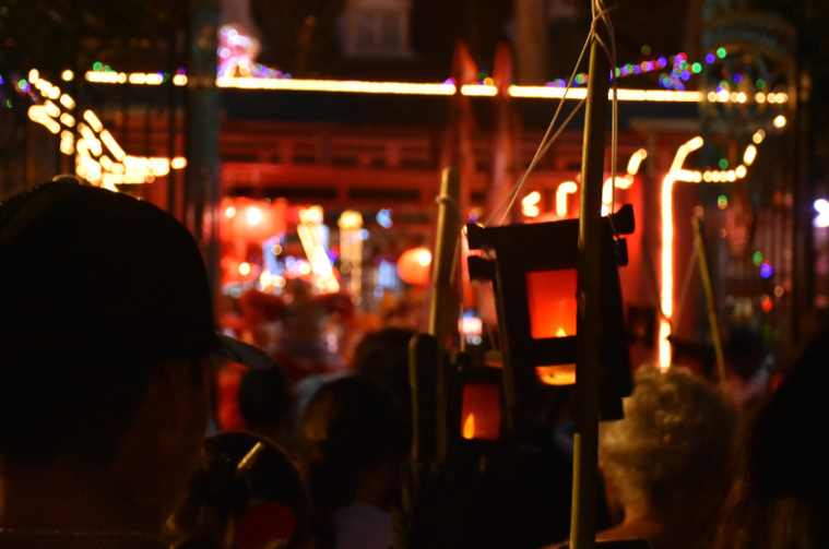 Une partie de la foule s’est déplacée avec des petites lanternes.