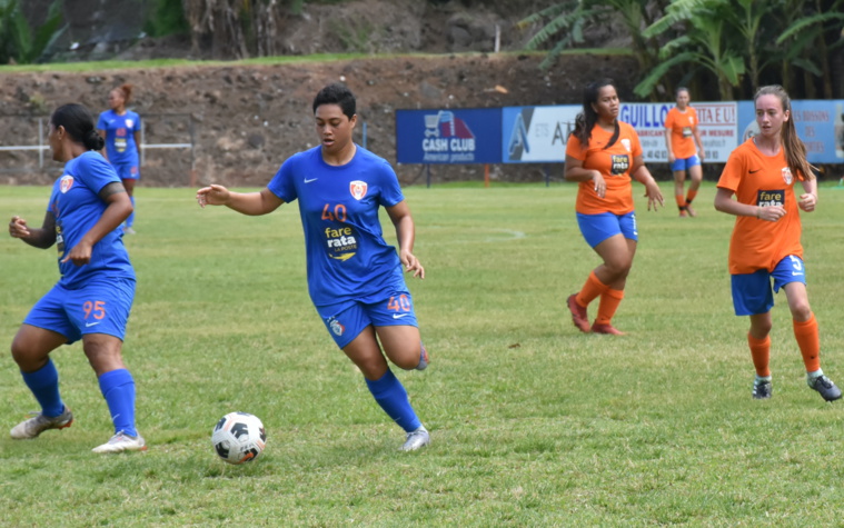 Dans le choc des équipes de Dragon, Dragon B (en bleu) a dominé dans les grandes largeurs les A en l'emportant sur le score de 13-0.