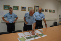 A l'état major de la gendarmerie à Papeete : les capitaines François Hulot commandant la compagnie des Îles du Vent, Leclère de la compagnie des archipels et le chef d'escadron Thierry Damerval.