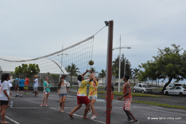 Les élèves de Raapoto font du sport pour souder leurs classes