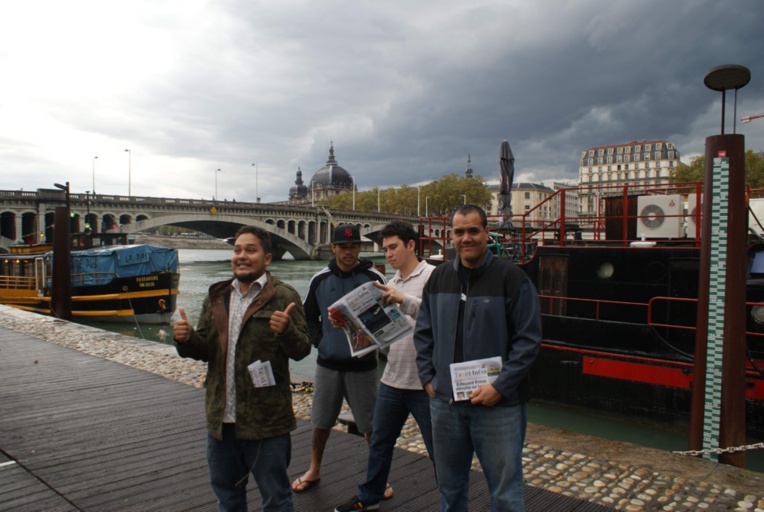 Pepena en train de lire Tahiti Infos sur les rives du Rhône Pepena en train de lire Tahiti Infos sur les rives du Rhône