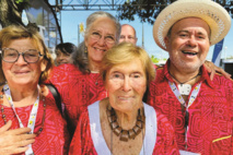 « 20 ans de FIFO avec notre Michèle ! » Michèle de Chazeaux, dans les allées du Fifo 2023 en présence de Hina Sylvain (en arrière-plan), Marie-Noelle Fremy (à gauche) et Moana Brotherson (à droite). Crédit photo : Moana Brotherson.