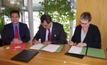 Edouard Fritch signe une convention-cadre avec l’AFD Edouard Fritch signe une convention-cadre avec l’AFD