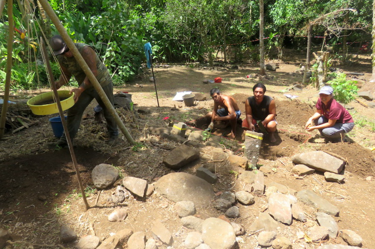 Pendant trois mois l'équipe va effectuer un travail de dégagement de la végétation, de nettoyage de la structure archéologique ainsi une restauration des murs. ©Toatane Rurua
