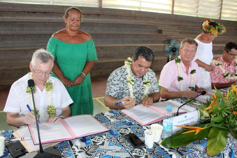 Hervé Leroy procureur de la république, Evans Haumani, maire de Moorea et le haut-commissaire Eric Spitz mardi à Moorea.©Commune de Moorea-Maiao Hervé Leroy procureur de la république, Evans Haumani, maire de Moorea et le haut-commissaire Eric Spitz mardi à Moorea.©Commune de Moorea-Maiao