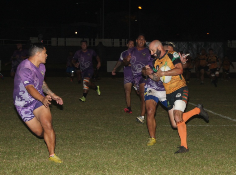 Punaauia a tenté d’envoyer du jeu mais a régulièrement buté sur la défense de Paea et commis beaucoup de fautes de main.