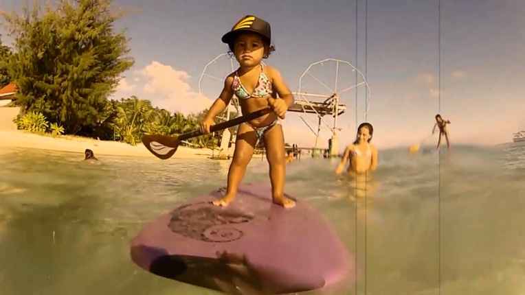 Vidéo : Apprenez le stand-up paddle avec Kiara, 4 ans !