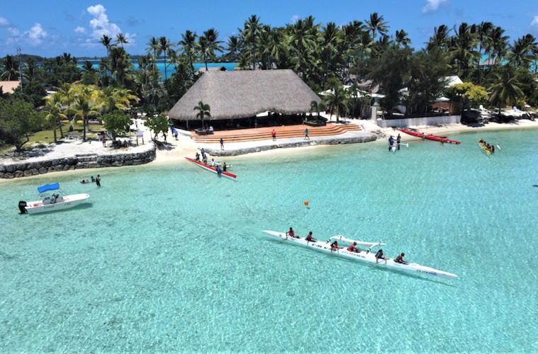 Le départ des épreuves de va'a était donné depuis la plage Matira. ©Laurent Jindra Le départ des épreuves de va'a était donné depuis la plage Matira. ©Laurent Jindra