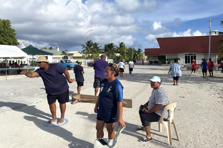 Les associations de pétanque de Hao, Munanui et Haoroagai, ont organisé samedi un tournoi de pétanque sur le thème de la Saint-Valentin.©Teraumihi Tane