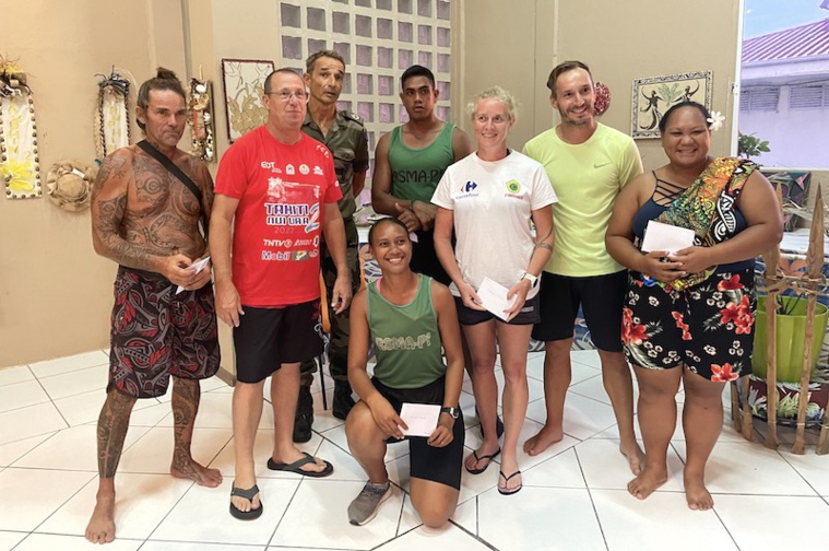 À la remise de prix avec les cinq lauréats et les organisateurs. De gauche à droite : David, Gérard Ferry, Jeff le gagnant, Manuera Tangi, Stéphanie, Antoine, Naura Servius et en bas Tafaifai.©Teraumihi Tane À la remise de prix avec les cinq lauréats et les organisateurs. De gauche à droite : David, Gérard Ferry, Jeff le gagnant, Manuera Tangi, Stéphanie, Antoine, Naura Servius et en bas Tafaifai.©Teraumihi Tane