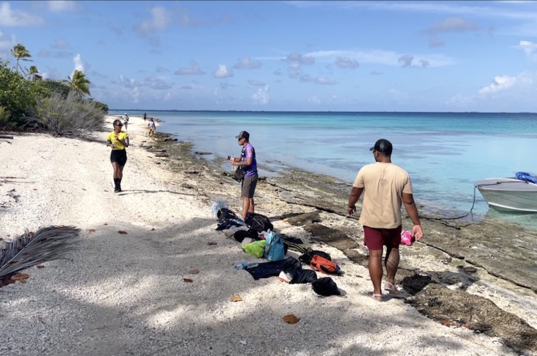 Trois points de ravitaillement et rafraichissement étaient installés sur le parcours. ©Teraumihi Tane Trois points de ravitaillement et rafraichissement étaient installés sur le parcours. ©Teraumihi Tane