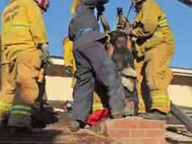 Prise par les feux de l'amour, elle reste coincée dans un conduit de cheminée