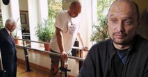 Un homme paralysé marche à nouveau après une opération sans précédent de la colonne vertébrale Un homme paralysé marche à nouveau après une opération sans précédent de la colonne vertébrale